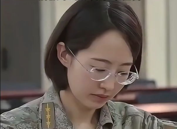 黑龍江女兵徐美多，25歲的她在影片稱已有14年的軍齡。本該是展現國家特殊人才培育與軍事實力的宣傳，卻因為小女孩的真實年齡而徹底翻車。 圖：翻攝自FB 相葛格