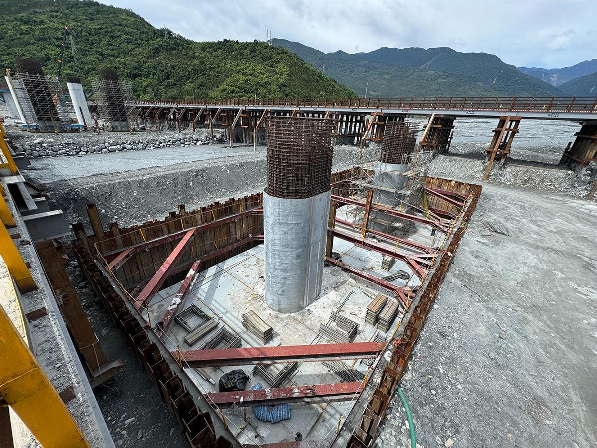 交通部公路局辦理「台9線馬太鞍溪復建橋梁工程」，今年5月因強降雨造成溪水夾帶大量泥砂流入施工中的橋墩結構，影響工程進度。 圖：行政院提供