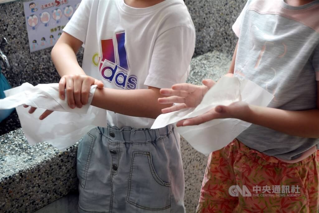醫師表示，幼兒感冒發燒，若出現喘、嗜睡、食慾差等併發症狀，須立即送醫治療。圖為幼兒園幼童洗完手擦拭情形。（中央社檔案照片）