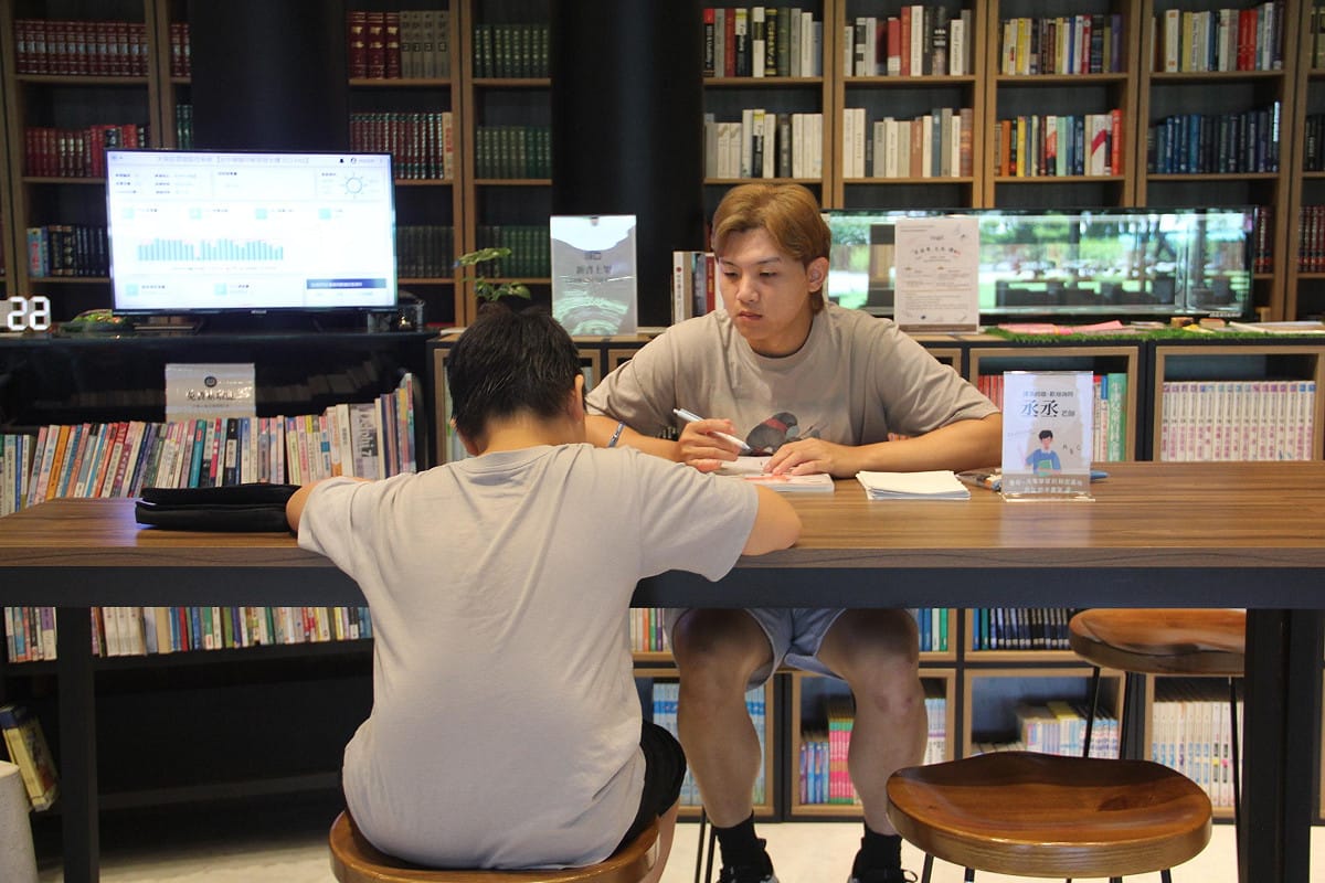 網銀基金會運用多年來專業的課輔服務經驗，於暑假期間7月1日起至8月31日在「拾本書堂」展開暑期限定的「免費課業輔導服務」。 圖：網銀基金會/提供