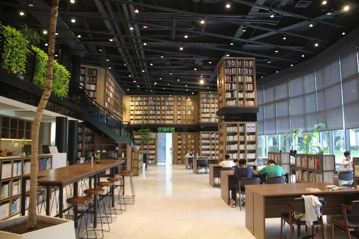 網銀基金會「拾本書堂」空間開闊明亮，成為民眾享受閱讀的靜謐秘境。 圖：網銀基金會/提供