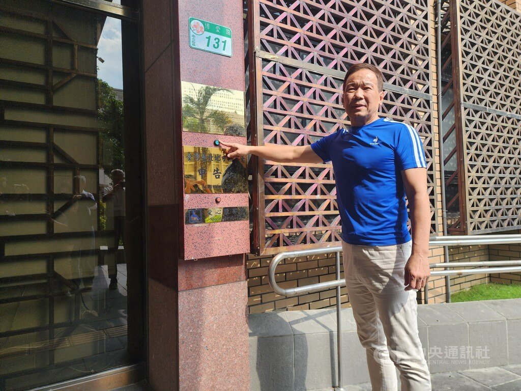中聯油品致癌物超標案，國民黨台北市議員鍾小平（圖）31日下午到台北地檢署，遞狀控告行政院長卓榮泰涉嫌刑法廢弛職務釀成災害罪嫌，以及違反食品安全衛生管理法監督不周情事。中央社記者林長順攝　115年7月31日