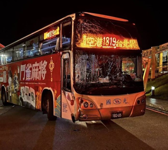 事故車輛於桃園機場第一航廈巴士站發車，隨後在出口匝道轉彎處未轉彎，直接直行撞擊車道旁牆面造成車內全數乘客受傷、車頭全毀。 圖：翻攝自爆料公社臉書