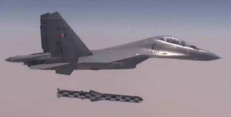印度空軍Su-30KM戰機試射空射型布拉莫斯飛彈。 圖 : 翻攝自巔峰高地