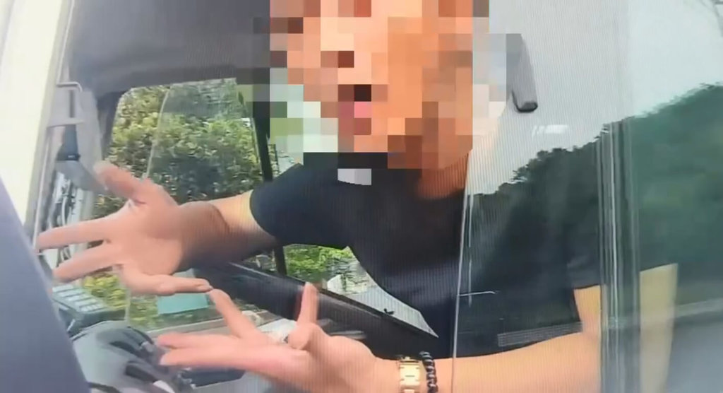 27歲張姓男子（圖）31日凌晨疑吸毒後闖入基隆市公車處太白莊分站欲竊取公車零錢箱未果，竟開走站內一輛中型公車，最後在中山高級中學國中部大德分校前遭警方攔下。（讀者提供）中央社記者王朝鈺傳真　115年7月31日