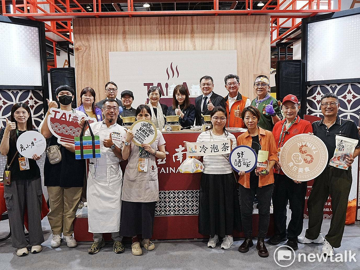 台南館開館活動，台南市政府策展團隊觀光旅遊局特別邀請主辦單位財團法人台灣觀光協會葉菊蘭榮譽會長、簡余晏會長及臺鹽實業丁彥哲董事長蒞臨同台，以及台南在地觀光公協會包括台南市府城文化觀光產業協會理事長蔡仁惠、台南市文化觀光伴手禮產業發展協會理事長張慶鐘一同出席開館活動。 圖：台南市政府提供
