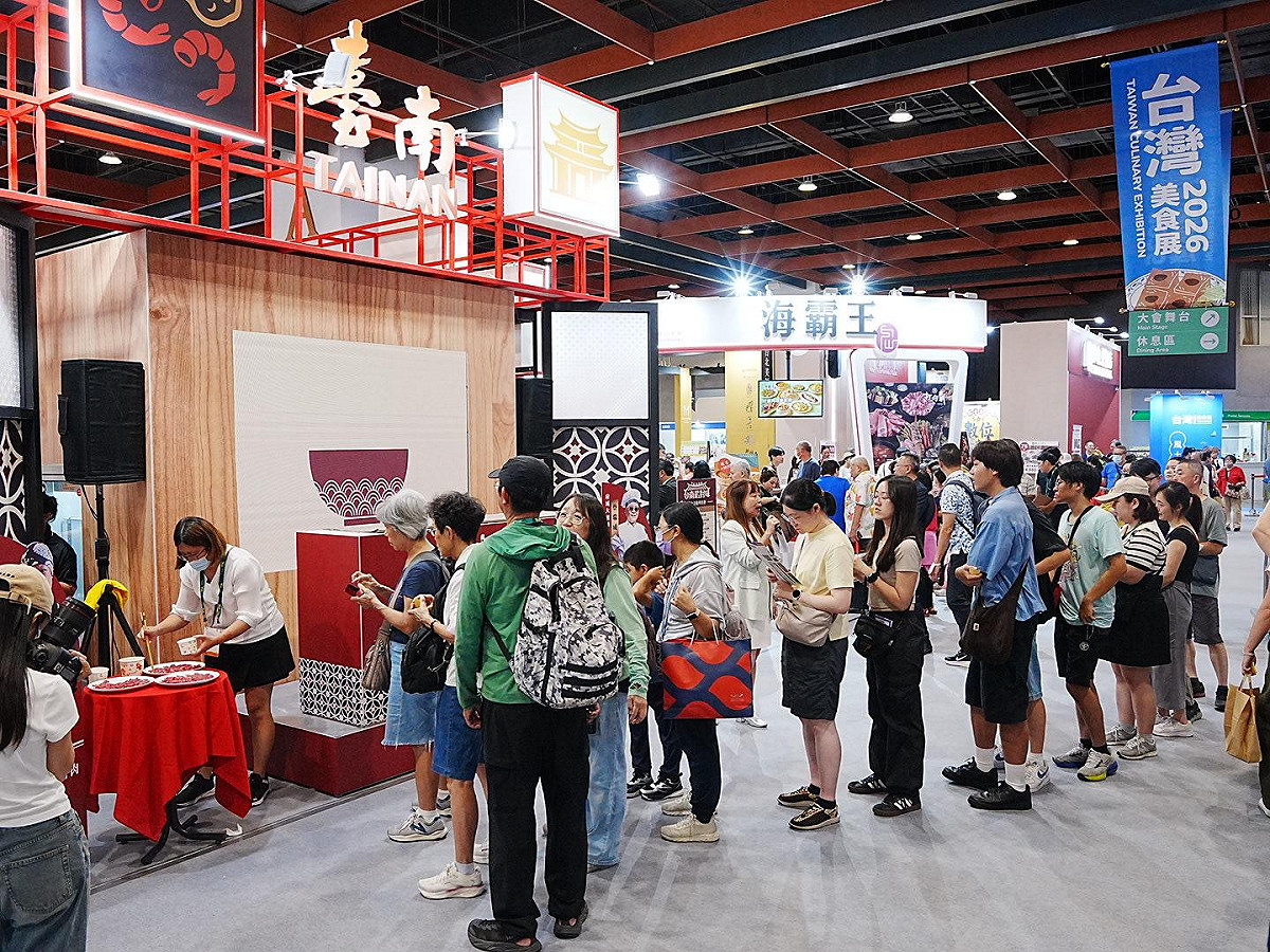 2026台灣美食展在台北世貿一館盛大登場，臺南市政府今年以「臺南最對味」為主題參展，特別以臺南經典「窗花」為設計概念打造特色展館，將臺南街景與飲食文化巧妙融合，邀請全台美食愛好者走進臺南館，品味臺南深厚的飲食文化與在地美食魅力。 圖：台南市政府提供