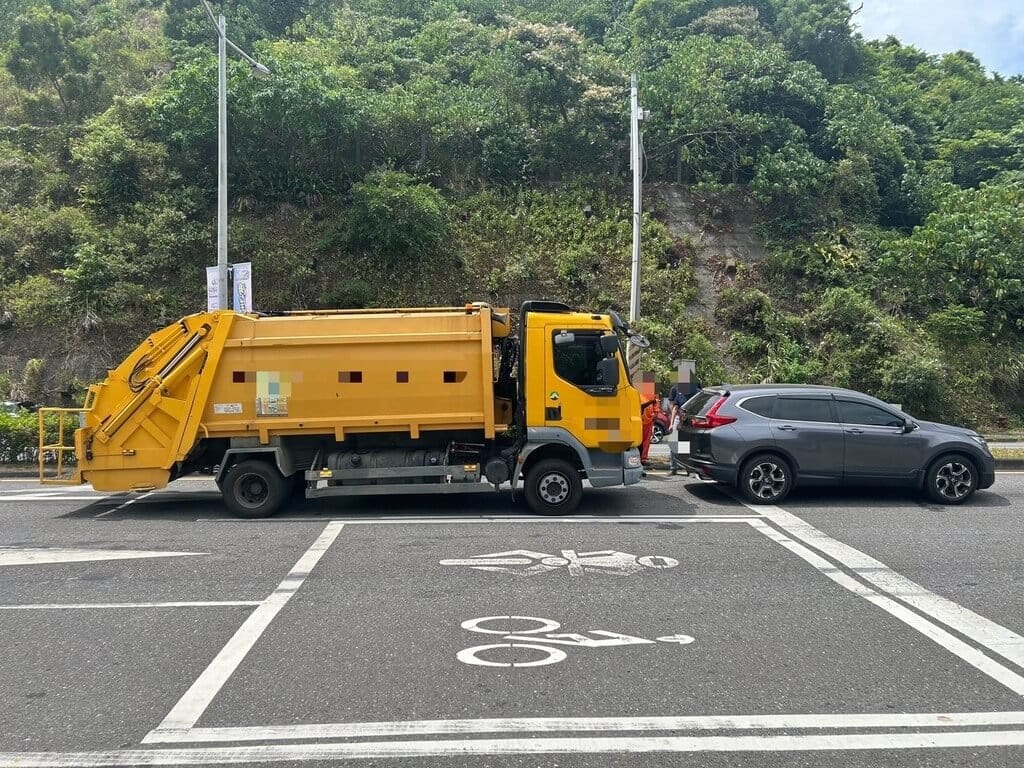 宜蘭縣南澳鄉公所清潔隊員漢姓男子30日上午駕駛垃圾車追撞前方休旅車，警方到場實施酒測，漢男酒測值達每公升0.36毫克，詢後依涉犯公共危險罪送辦。（讀者提供）中央社記者王朝鈺傳真　115年7月31日
