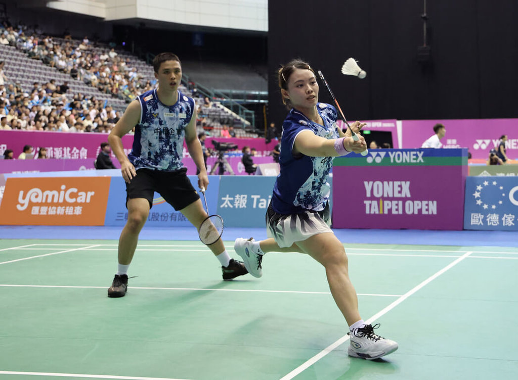 台灣羽球情侶搭檔吳冠勳（左）、李佳馨（右）31日在2026台北羽球公開賽混雙8強擊敗泰國組合，本季首度晉級4強。（中華民國羽球協會提供）中央社記者黎建忠傳真　115年7月31日