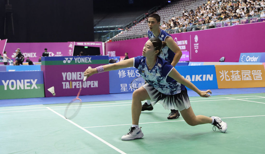 台灣羽球混雙搭檔吳冠勳（後）、李佳馨（前）31日在2026台北羽球公開賽8強戰搶勝，成功挺進4強，下一戰將對決自家人。（中華民國羽球協會提供）中央社記者黎建忠傳真　115年7月31日