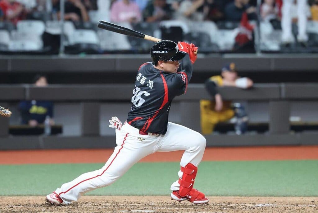 中職味全龍隊31日靠著劉基鴻（圖）5局下敲出超前安打，終場以4比2順利擊敗中信兄弟。（味全龍隊提供）中央社記者謝靜雯傳真 115年7月31日