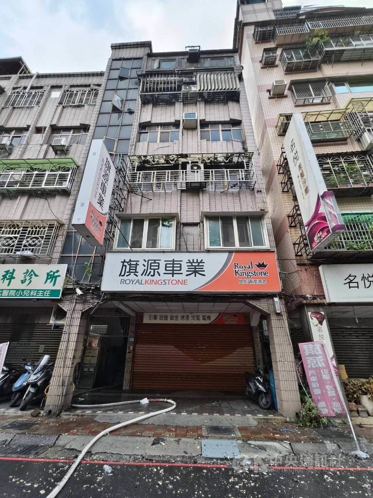新北市府消防局1日表示，三重區三民街一處5樓住宅，清晨發生火警案，住宅平常住有一家4口，父子一度OHCA（到院前心肺功能停止）。4人送醫，經搶救3人恢復意識，燃燒客廳面積約20平方公尺，火警原因待查。（翻攝畫面）中央社記者黃旭昇傳真  115年8月1日