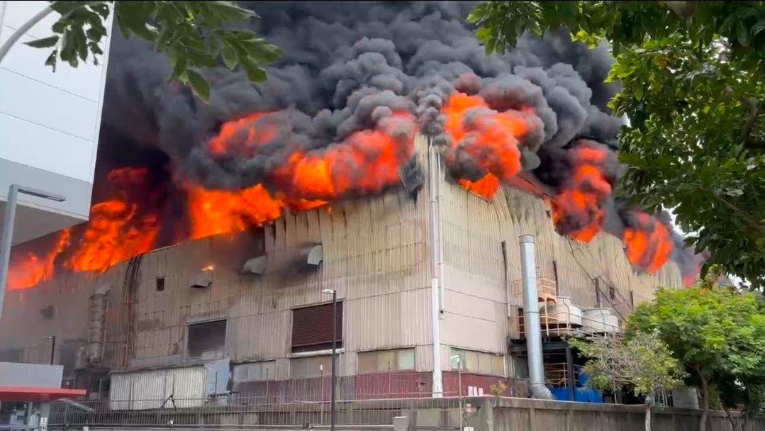 新竹湖口化工廠今上午火警並傳2次爆炸，黑煙直竄天際，暫無人受困，起火原因仍待調查。 圖：翻攝自網路