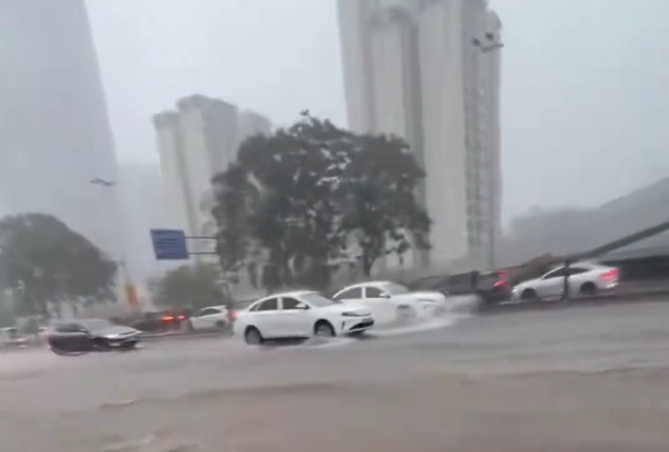 中國四川成都下了一小時大雨，網友截至31日中午大雨情況。 圖：翻攝自 X @kiss486