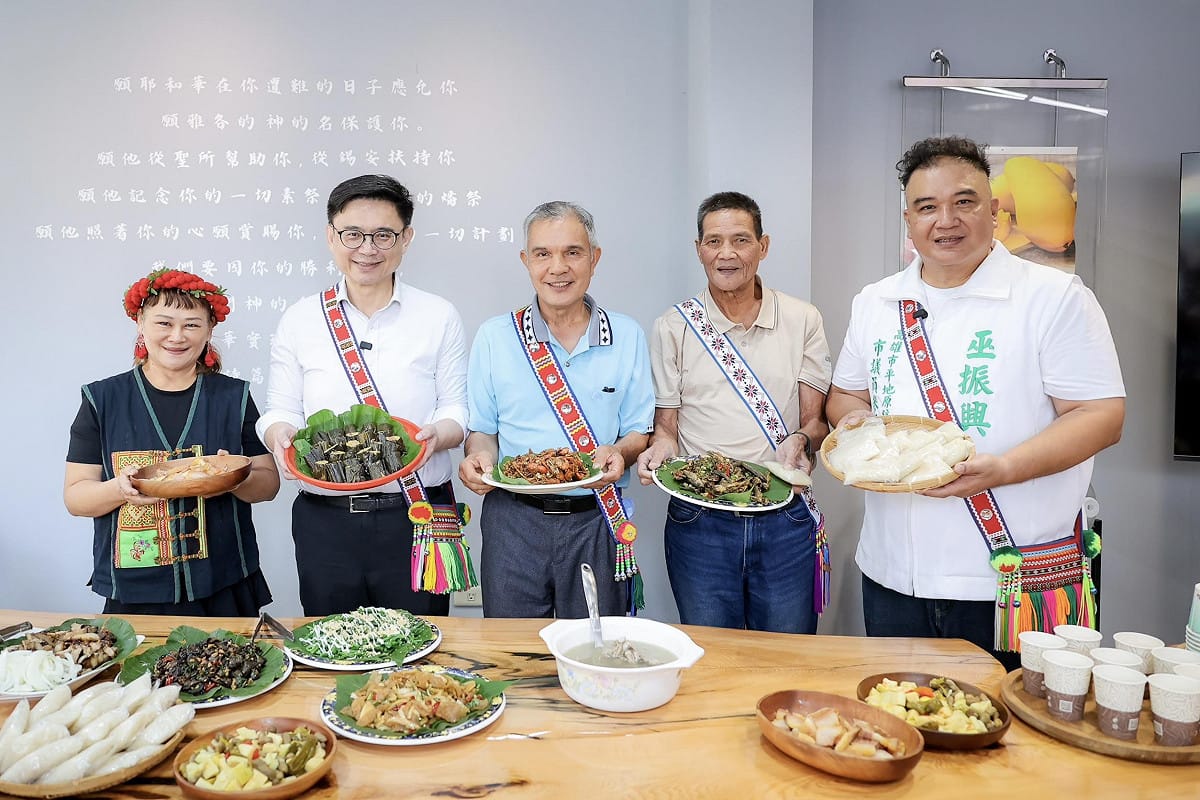 賴瑞隆(左二)與在地阿美族、排灣族人共同製作傳統美食。 圖：賴瑞隆辦公室／提供