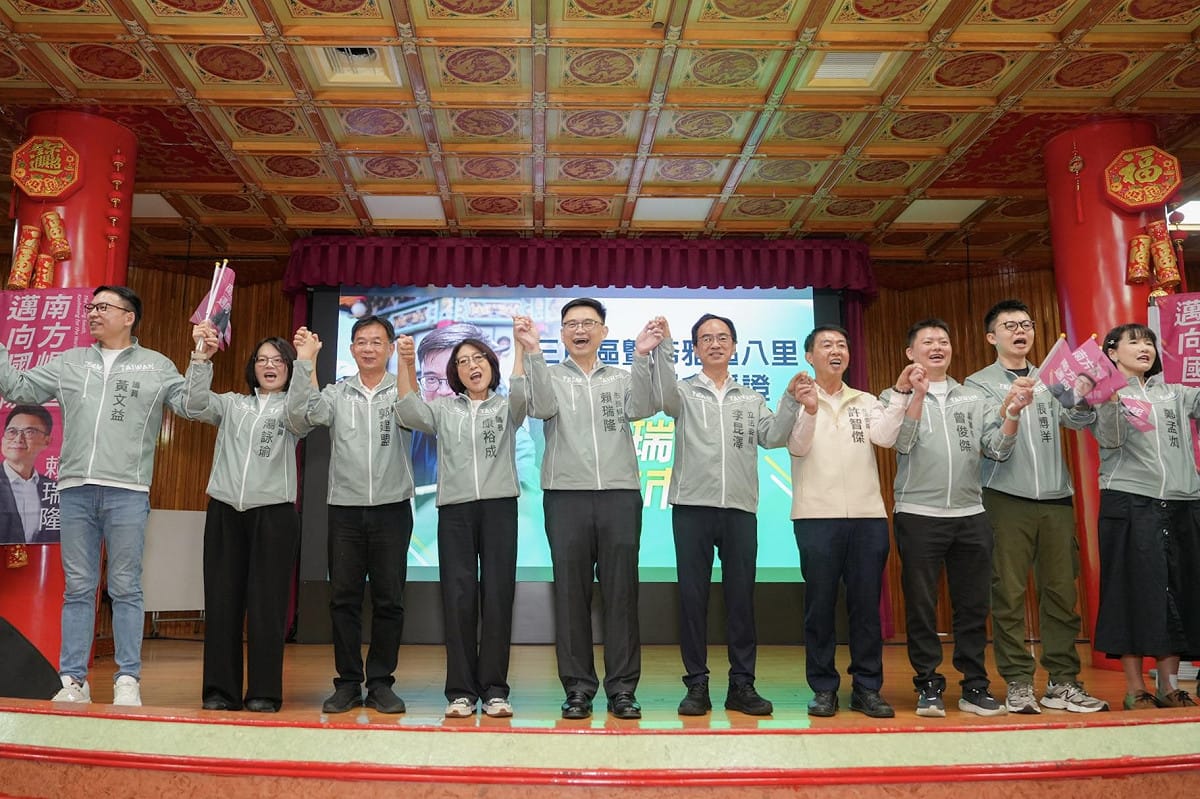 賴瑞隆(左五)出席「三民區暨苓雅區八里後援會授證」。 圖：賴瑞隆辦公室／提供