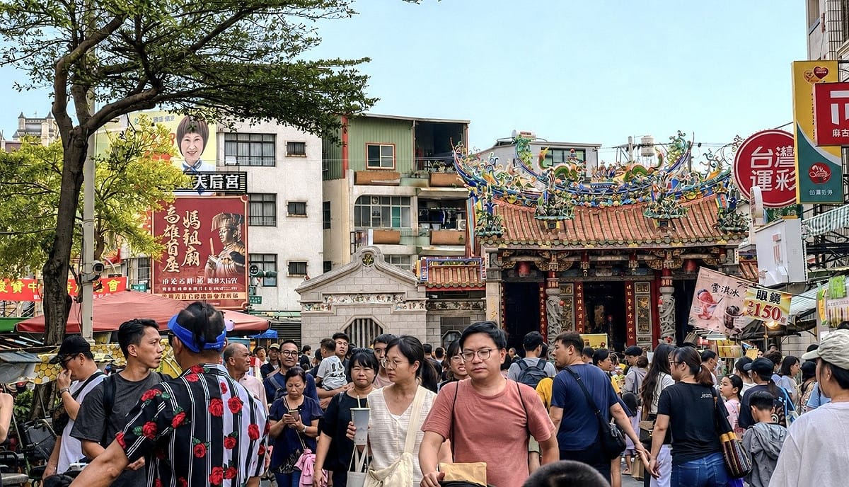 風箏節為旗津老街帶來滿滿的遊客。 圖：高雄市觀光局／提供