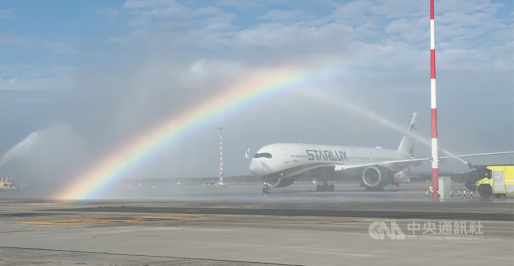 星宇航空開啟「台北—布拉格」直飛航線，首航班機1日飛抵布拉格，緩緩滑入哈維爾機場停機坪，穿越兩輛消防車噴灑形成的水門禮，水霧映照出一道彩虹。中央社記者劉郁葶布拉格攝 115年8月1日 圖：中央社提供