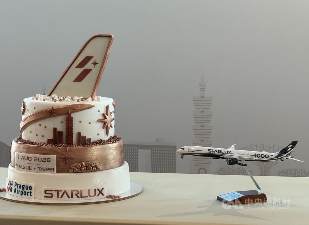 星宇航空1日在布拉格哈維爾機場（Václav Havel Airport Prague）舉行台北—布拉格直飛的首航典禮。現場展示星宇航空飛機模型，以及首航紀念蛋糕。中央社記者劉郁葶布拉格攝 115年8月1日