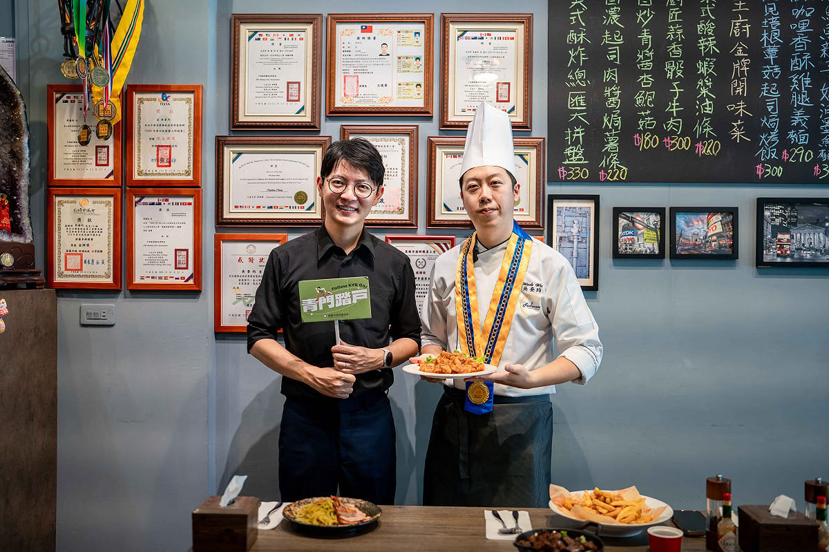 林楷軒(左)前往岡山青創店家「法杜娜多廚匠的店」訪視，與主廚吳奎均(右)交流創業歷程及餐飲經營理念。 圖：高雄市青年局／提供