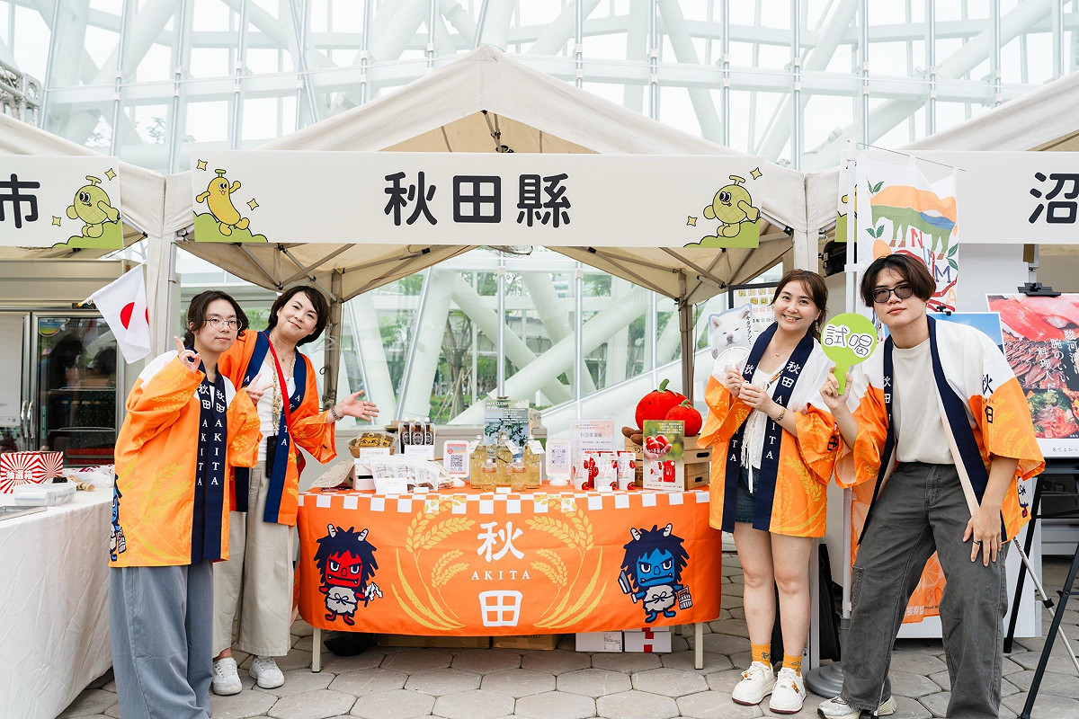 百攤台日水果、美食及品牌市集從白天一路熱鬧至晚間。 圖：高雄市行國處／提供
