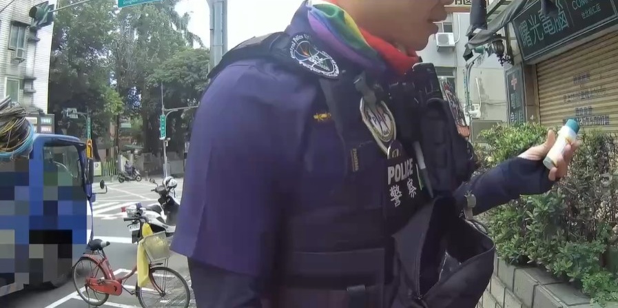 員警當場查獲毒駕，地點竟在國外遊客打卡聖地旁。 圖：翻攝畫面