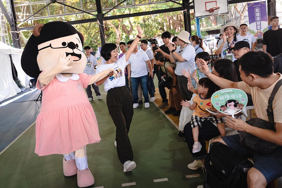 新北市長候選人、立法委員蘇巧慧於暑假期間在新北各區展開巡迴，舉辦「水獺媽媽樂園」親子活動，今（2）日第五場巡迴至鶯歌國小。 圖：蘇巧慧辦公室提供