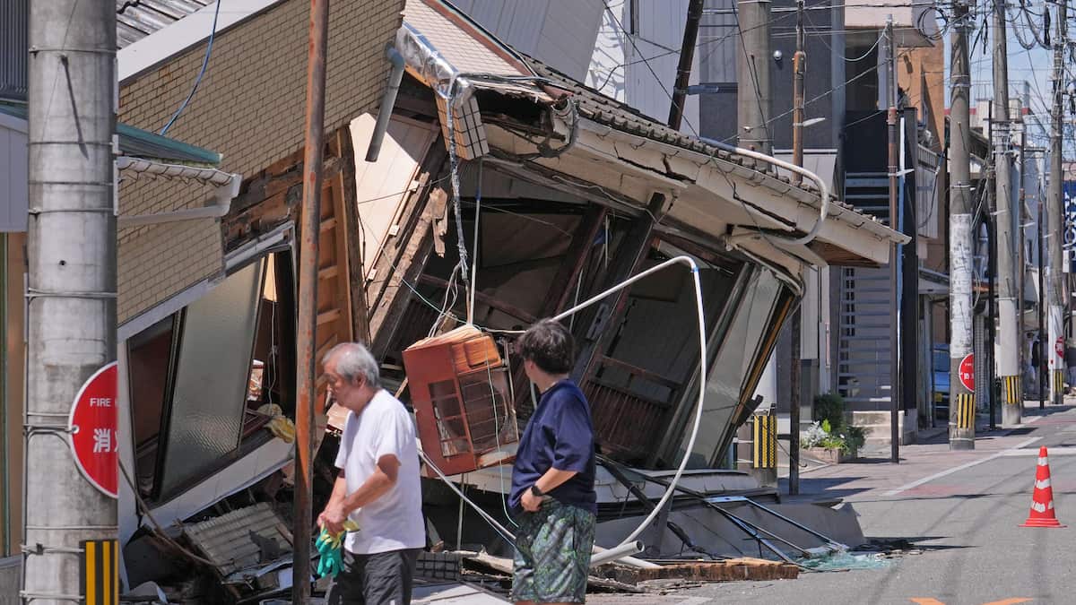 熊本全縣至今仍有近 7 萬戶住宅無水可用，加上當地正遭受酷熱高溫肆虐，恐增加民眾中暑風險。 圖：翻攝自 Ｘ @sankeidenshiban