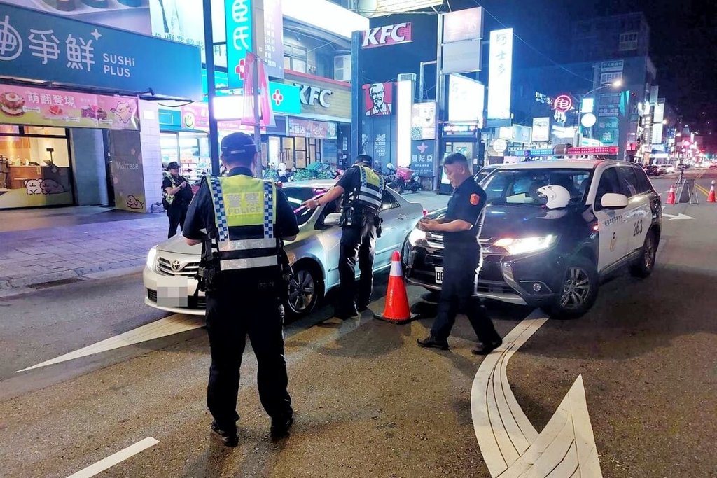 桃園市警局桃園分局2日表示，警方1日晚間執行「雷霆除暴專案」，越南籍男子阿光駕車行經路檢點時，假意配合卻突然跳車逃逸，隨即遭現場警力合力制伏。經查，他6年前即遭通報失聯。（桃園市警局桃園分局提供）中央社記者吳睿騏桃園傳真　115年8月2日