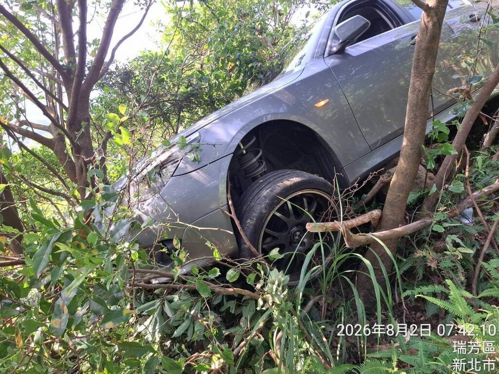 宋姓男子2日清晨開車衝入新北市瑞芳區一處樹林後卡在邊坡，警方對宋男快篩檢測，呈現苯二氮平類陽性反應，警方詢後依涉犯公共危險罪，將宋男移送法辦。（讀者提供）中央社記者王朝鈺傳真 115年8月2日
