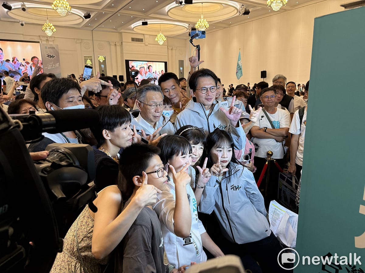 民眾黨創黨主席柯文哲、黨主席黃國昌、柯文哲妻子陳佩琪等人一起拍拍貼機。 圖：周煊惠 ／ 攝