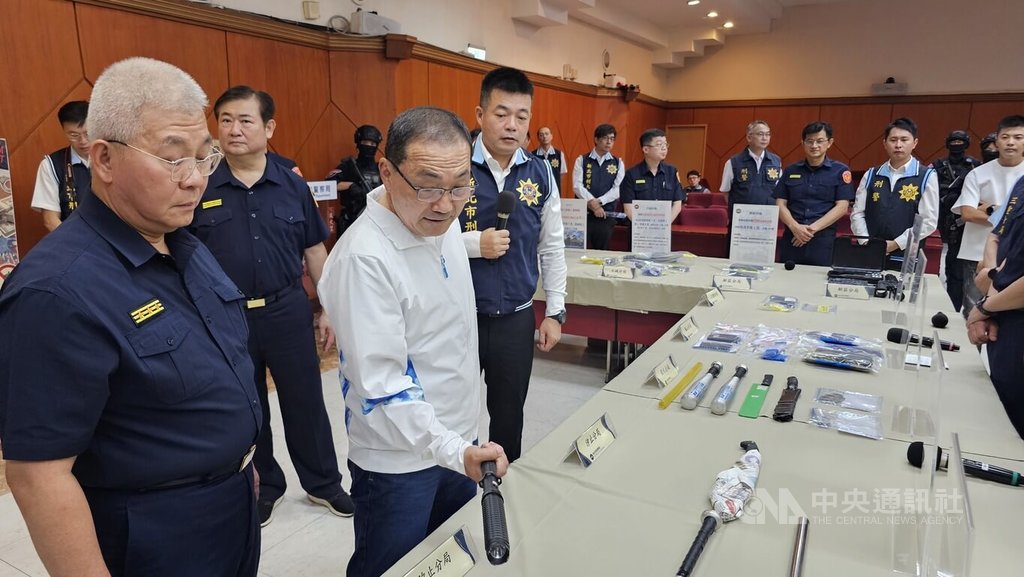 新北市政府警察局2日舉辦守城安民專案（掃黑專案）成果發表會，市長侯友宜（前左2）在市警局長方仰寧（左）陪同下，檢視掃黑查緝槍械並肯定偵辦績效。中央社記者王鴻國攝　115年8月2日