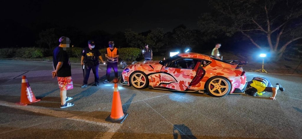 中部國道服務區近年成為「車聚」熱門場地，衍生燒胎、甩尾、原地拉轉製造噪音等亂象；國道警方1日夜間加強取締，共製單舉發44件違規。（民眾提供）中央社記者蕭博陽南投縣傳真　115年8月2日