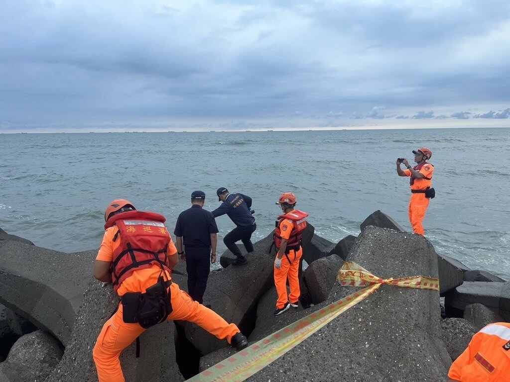 高雄市警察局岡山分局彌陀分駐所2日獲報，彌陀區光和路旁海岸線消波塊間，發現疑似人類骨骸，警方拉起封鎖線，並通知鑑識人員到場採證，經初步勘驗，確認為人類頭骨。（高雄市警察局岡山分局提供）中央社記者張已亷傳真　115年8月2日