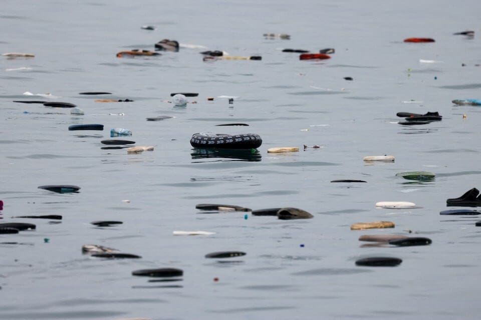 7月29日至31日突然有大量移民湧入西班牙休達。圖為移民的鞋子漂浮在休達塔拉哈爾海灘的海面上。（路透社） 圖：中央社提供