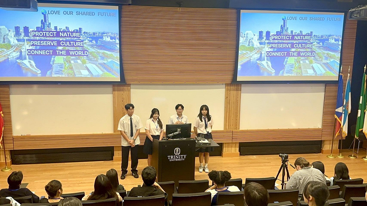 瑞祥高中學生代表高雄在青年高峰會分享永續城市議題。 圖：高雄市教育局／提供