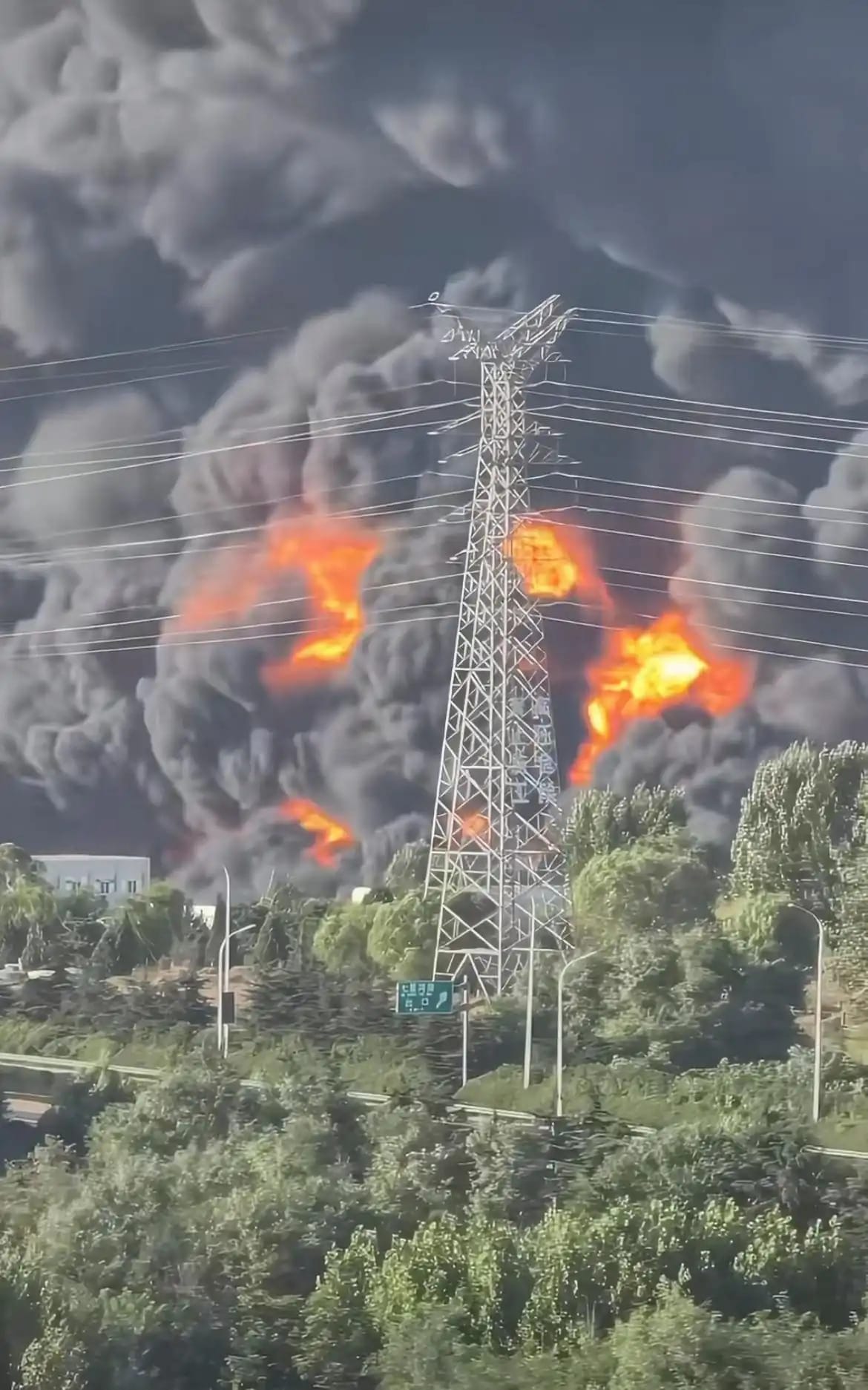 青島倉庫大火引發大面積燃燒，就連遠在數公里外的地區皆能清楚可見濃濃黑煙。 圖:翻攝自百度