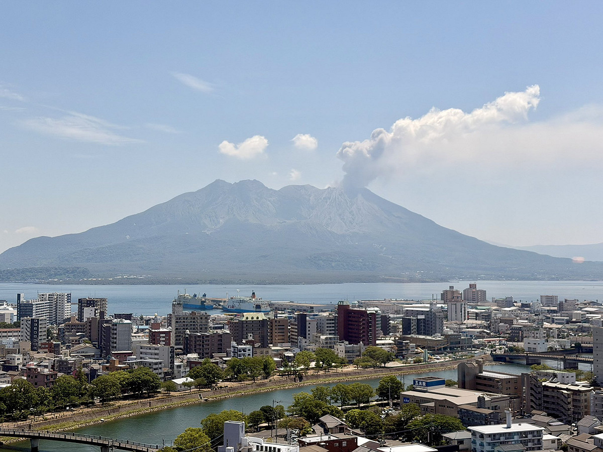 日本鹿兒島縣櫻島火山持續活躍，2日晚間再傳爆炸性噴發，噴煙高度達火口上方約3000公尺，大塊噴石飛散至約800至1100公尺遠。 圖：翻攝「X」@Zephyrzzhh