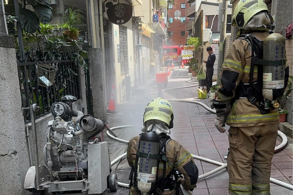 台南市中西區青年路一處排水改善工程，3日上午疑似包商施工不慎挖破瓦斯管線造成外洩，警消人員以水霧防護，並管制人員進出。（讀者提供）中央社記者楊思瑞台南傳真　115年8月3日