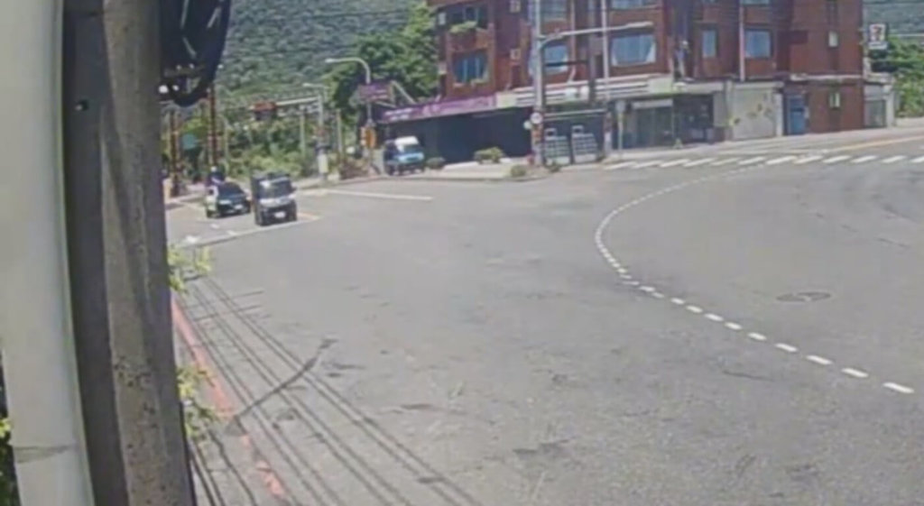南澳鄉公所清潔隊員傅姓男子日前駕駛自小貨車（左）逆向違規行駛遭警方攔查，經實施唾液快篩後，傅男呈現毒品安非他命陽性反應，詢後依法送辦。（讀者提供）中央社記者王朝鈺傳真　115年8月3日