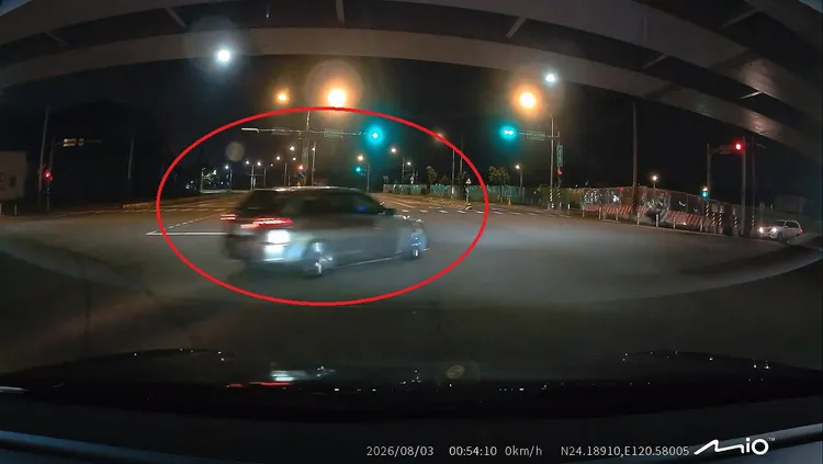 台中今日凌晨一輛轎車瘋狂甩尾，警方將開罰並通知到案。 圖：翻攝自Threads
