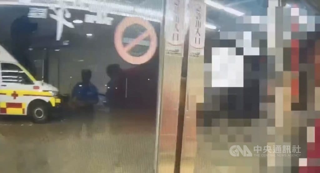 台北市立聯合醫院和平院區外包清潔員黃姓男子2日因受傷就醫，院區保全陳姓男子見狀關切，黃男認為遭對方譏笑而起口角糾紛，持十字鎬理論遭壓制，警方依法送辦。（翻攝照片）中央社記者黃麗芸傳真　115年8月3日