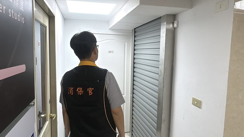台北市法務局3日發布消費警訊，小羊卡牌社疑無預警倒閉，消保官上午前往其公司登記地址稽查，現場大門深鎖未有營業。已知北市警方目前共接獲6人報案。（台北市法務局提供）中央社記者黃麗芸傳真　115年8月3日