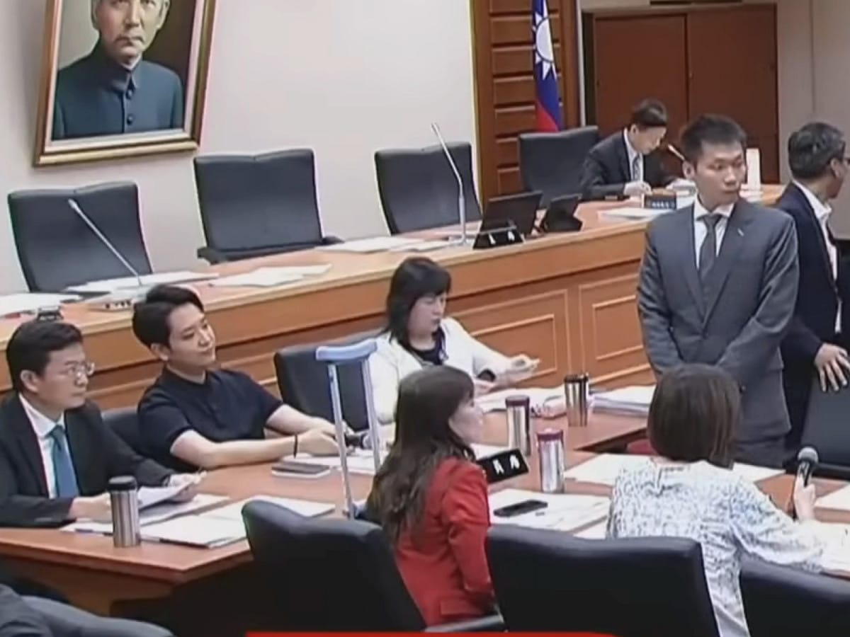 立法院日前審議《電子競技運動發展基本法》草案。其中，國民黨籍召委羅廷瑋2日秀出與李洋之私訊。不過，民進黨立法院黨團3日表示，經詢問運動部，李洋並未同意公開私訊。 圖：翻攝自國會頻道YT