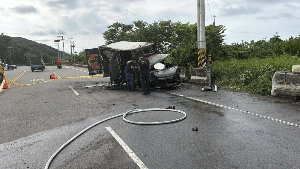 苗栗後龍鎮台6線龍津里路段，3日下午一輛冷藏小貨車不明原因發生撞擊後起火，消防趕抵撲滅火勢，於殘火處理過程發現車內有一具焦屍，疑為駕駛逃生不及遭烈焰吞噬，明顯死亡。（民眾提供）中央社記者管瑞平傳真　115年8月3日
