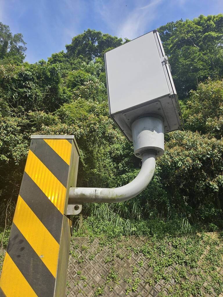 新竹縣關西鎮台3線測速設備遭人持砂輪機破壞，警方3日表示，楊姓男子擔心超速被吊扣牌照，又因近半年多次遭交通違規舉發，因此破壞設備洩憤，全案依毀損罪嫌送辦。（新竹縣警察局新埔分局提供）中央社記者郭宣彣傳真　115年8月3日