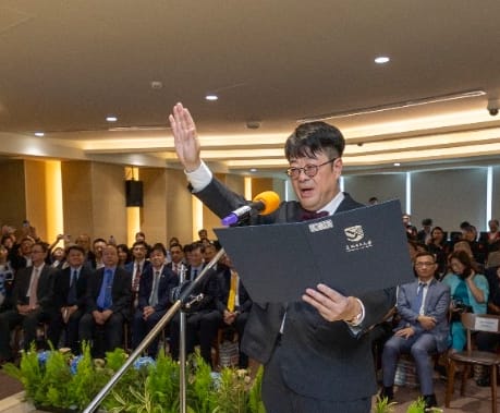 台北市立大學3日舉行校長續任布達典禮，校長邱英浩宣誓就任。 圖：台北市立大學提供
