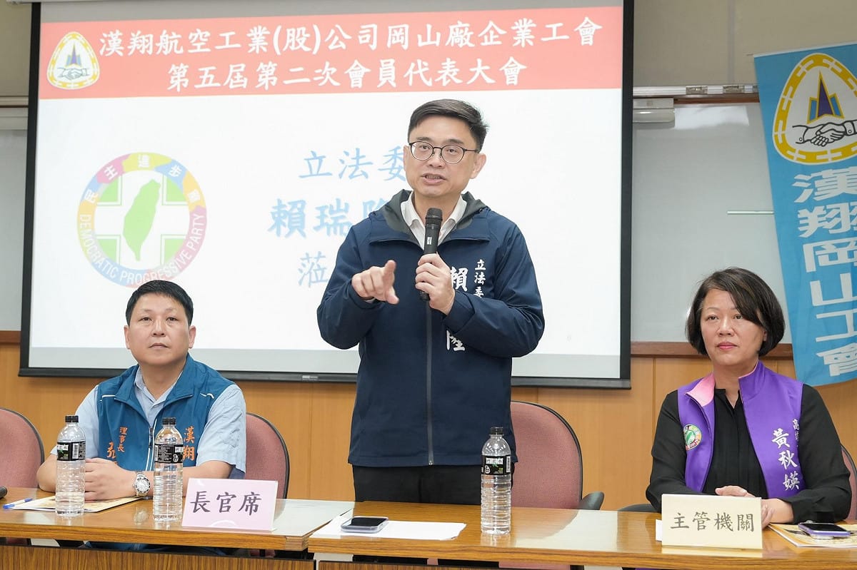 賴瑞隆(中)表示，無人機已成為現代不對稱作戰的重要戰力，也是守護國軍弟兄姊妹安全的關鍵。 圖：賴瑞隆辦公室／提供