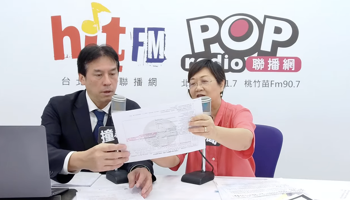 僑委會委員長徐佳青拿出章孝嚴委員長出國報告只有一頁 圖：翻拍自《POP撞新聞》