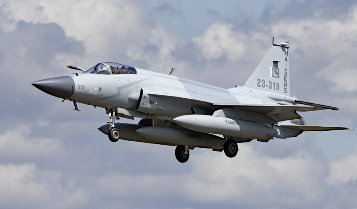 亞塞拜然採購 40 架 JF-17 Block 3 戰鬥機的合約總價約達 20 億美元，換算後平均每架戰機的專案成本約為 5000 萬美元。 圖：翻攝自 零度Military